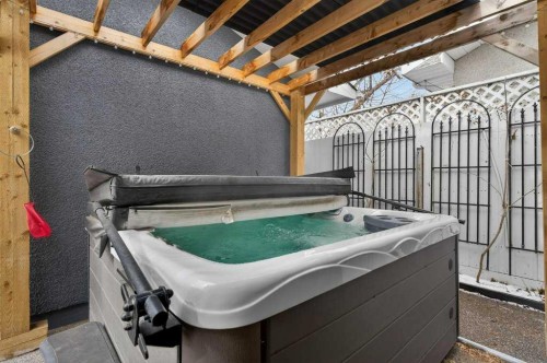 425 Woodland Crescent Se, Calgary, AB - Indoor Photo Showing Other Room