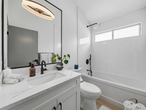 7723 Hunterview Drive Nw, Calgary, AB - Indoor Photo Showing Bathroom