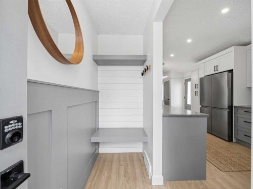 7723 Hunterview Drive Nw, Calgary, AB - Indoor Photo Showing Kitchen