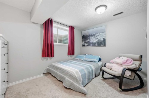67 Evanspark Road Nw, Calgary, AB - Indoor Photo Showing Bedroom