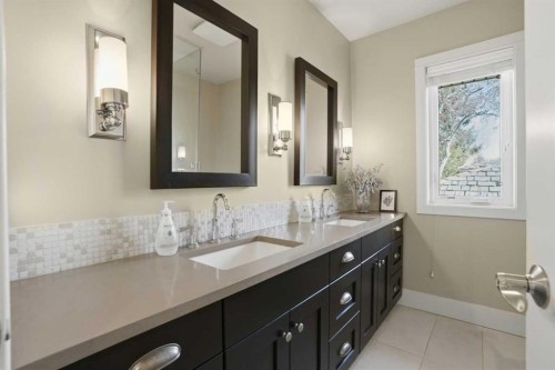2013 22 Avenue Sw, Calgary, AB - Indoor Photo Showing Bathroom