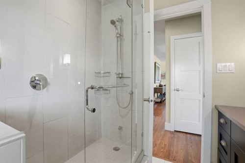 2013 22 Avenue Sw, Calgary, AB - Indoor Photo Showing Bathroom