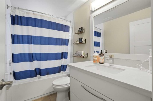 2013 22 Avenue Sw, Calgary, AB - Indoor Photo Showing Bathroom