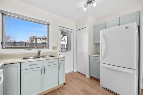 2640 Dovely Court Se, Calgary, AB - Indoor Photo Showing Kitchen With Double Sink