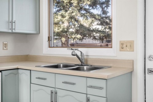 2640 Dovely Court Se, Calgary, AB - Indoor Photo Showing Kitchen With Double Sink