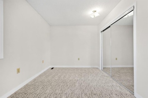 2640 Dovely Court Se, Calgary, AB - Indoor Photo Showing Other Room