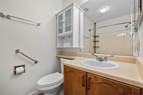 2640 Dovely Court Se, Calgary, AB - Indoor Photo Showing Bathroom