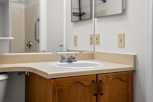2640 Dovely Court Se, Calgary, AB - Indoor Photo Showing Bathroom