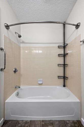 2640 Dovely Court Se, Calgary, AB - Indoor Photo Showing Bathroom