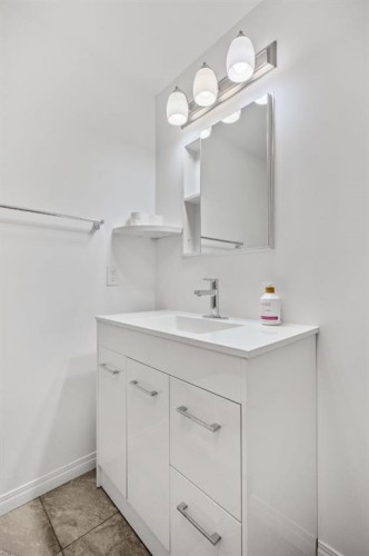 2640 Dovely Court Se, Calgary, AB - Indoor Photo Showing Bathroom