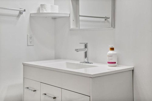 2640 Dovely Court Se, Calgary, AB - Indoor Photo Showing Bathroom