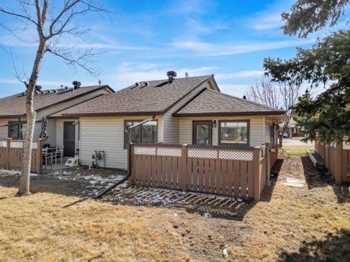2640 Dovely Court Se, Calgary, AB - Outdoor