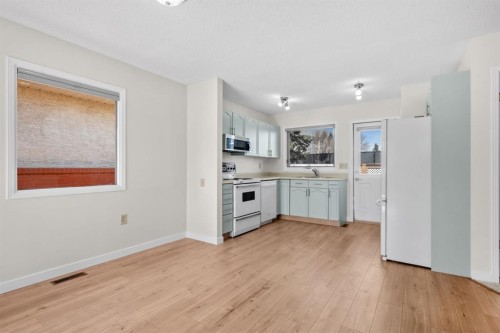 2640 Dovely Court Se, Calgary, AB - Indoor Photo Showing Kitchen