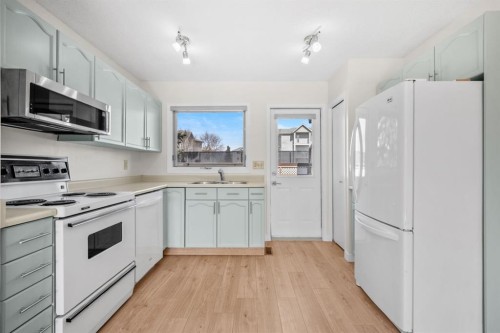 2640 Dovely Court Se, Calgary, AB - Indoor Photo Showing Kitchen With Double Sink
