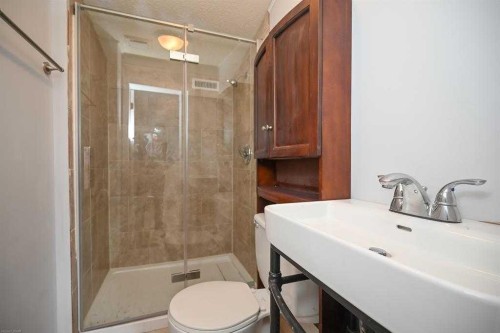 1024 18 Avenue Se, Calgary, AB - Indoor Photo Showing Bathroom