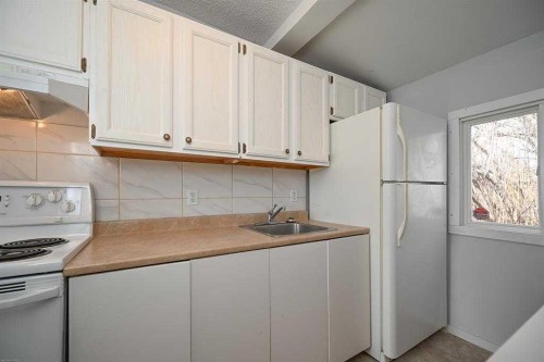 1024 18 Avenue Se, Calgary, AB - Indoor Photo Showing Kitchen