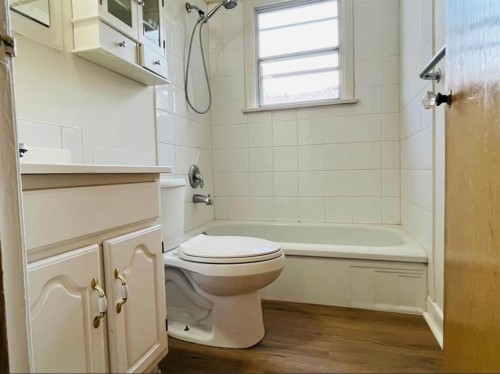 428 32 Avenue Nw, Calgary, AB - Indoor Photo Showing Bathroom