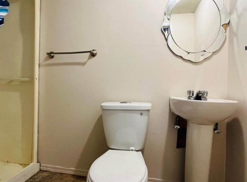 428 32 Avenue Nw, Calgary, AB - Indoor Photo Showing Bathroom