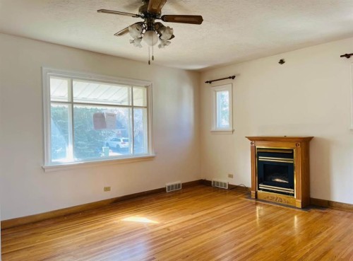 428 32 Avenue Nw, Calgary, AB - Indoor With Fireplace