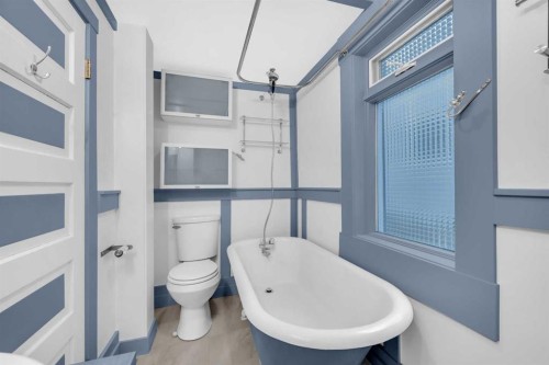 1022 18 Avenue, Calgary, AB - Indoor Photo Showing Bathroom