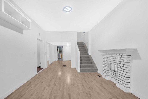 1022 18 Avenue, Calgary, AB - Indoor Photo Showing Other Room