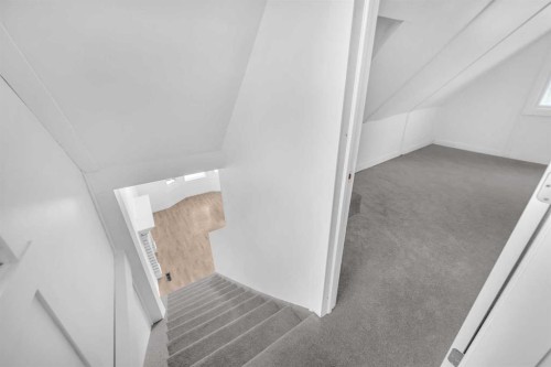 1022 18 Avenue, Calgary, AB - Indoor Photo Showing Other Room