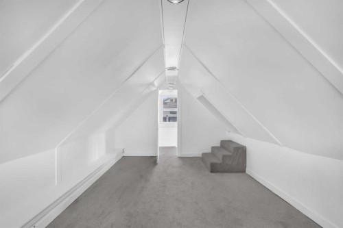 1022 18 Avenue, Calgary, AB - Indoor Photo Showing Other Room