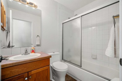 276 Riverside Mews Se, Calgary, AB - Indoor Photo Showing Bathroom