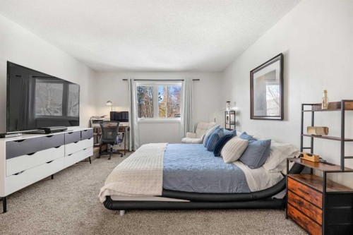 276 Riverside Mews Se, Calgary, AB - Indoor Photo Showing Bedroom