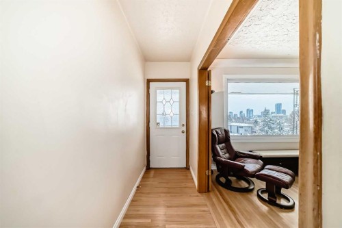 824 Bridge Crescent Ne, Calgary, AB - Indoor