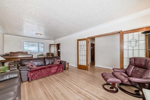 824 Bridge Crescent Ne, Calgary, AB - Indoor Photo Showing Living Room