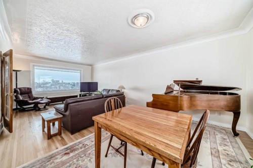 824 Bridge Crescent Ne, Calgary, AB - Indoor Photo Showing Dining Room
