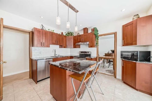 824 Bridge Crescent Ne, Calgary, AB - Indoor Photo Showing Kitchen