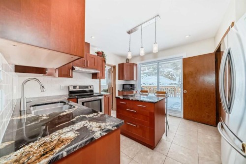 824 Bridge Crescent Ne, Calgary, AB - Indoor Photo Showing Kitchen With Stainless Steel Kitchen With Double Sink With Upgraded Kitchen