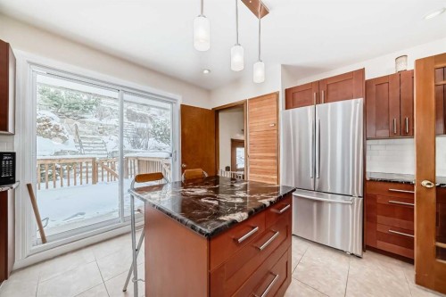 824 Bridge Crescent Ne, Calgary, AB - Indoor Photo Showing Kitchen
