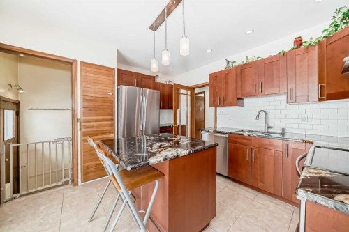 824 Bridge Crescent Ne, Calgary, AB - Indoor Photo Showing Kitchen With Stainless Steel Kitchen With Upgraded Kitchen