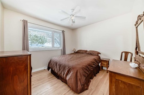 824 Bridge Crescent Ne, Calgary, AB - Indoor Photo Showing Bedroom