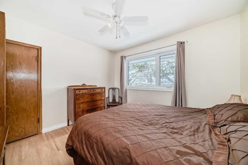 824 Bridge Crescent Ne, Calgary, AB - Indoor Photo Showing Bedroom
