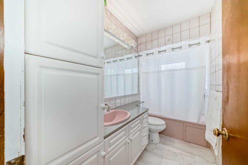 824 Bridge Crescent Ne, Calgary, AB - Indoor Photo Showing Bathroom