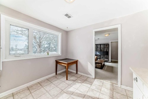 824 Bridge Crescent Ne, Calgary, AB - Indoor