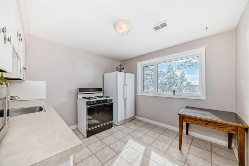824 Bridge Crescent Ne, Calgary, AB - Indoor