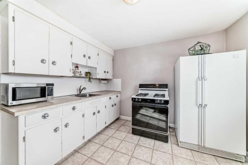 824 Bridge Crescent Ne, Calgary, AB - Indoor Photo Showing Kitchen