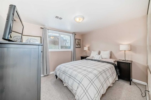 824 Bridge Crescent Ne, Calgary, AB - Indoor Photo Showing Bedroom