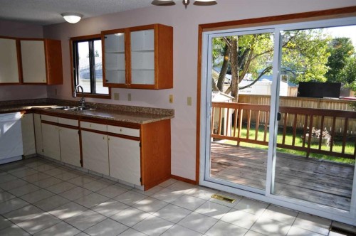 319 Woodside Circle Sw, Calgary, AB - Indoor