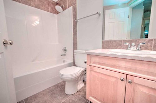 1207-7451 Springbank Boulevard Sw, Calgary, AB - Indoor Photo Showing Bathroom