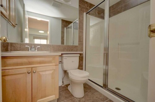 1207-7451 Springbank Boulevard Sw, Calgary, AB - Indoor Photo Showing Bathroom