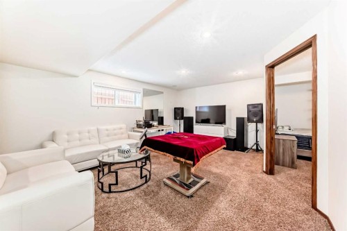 7 Tuscany Ridge Crescent Nw, Calgary, AB - Indoor Photo Showing Living Room
