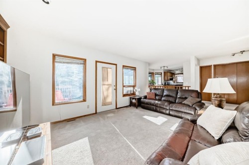 142 Edgeview Road Nw, Calgary, AB - Indoor Photo Showing Living Room
