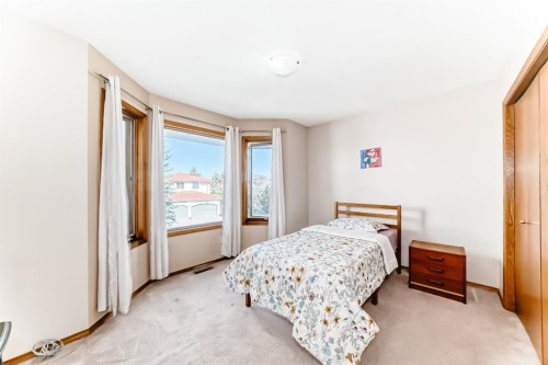 142 Edgeview Road Nw, Calgary, AB - Indoor Photo Showing Bedroom