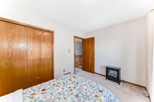 142 Edgeview Road Nw, Calgary, AB - Indoor Photo Showing Bedroom